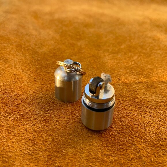 Filson leather tool keychain set - Picture 2 of 11